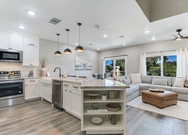 1228 Ervendberg Ave Unit 304