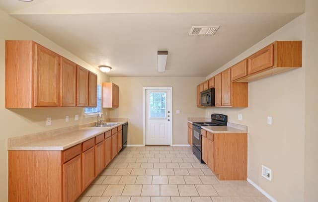 280  Rosalie Dr, New Braunfels, TX 78130 — photo 5