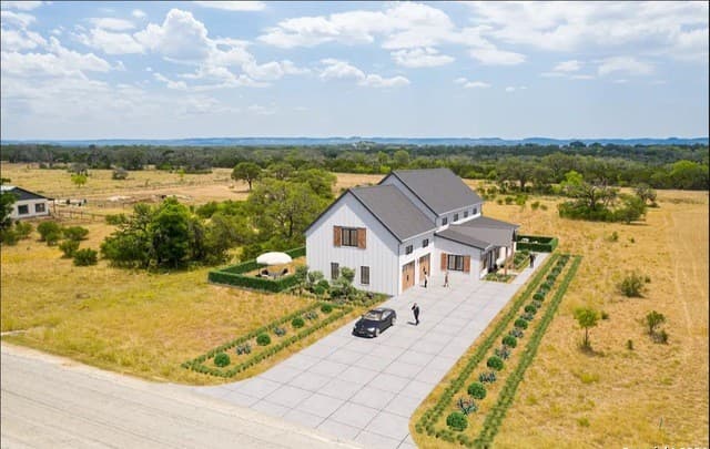 247  Highgate Dr, Bandera, TX 78003 — photo 2