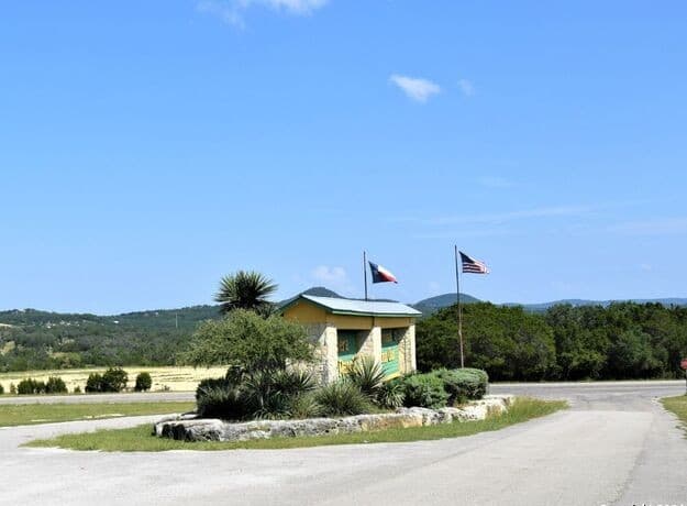 278  Canyon Drive, Bandera, TX 78003 — photo 2