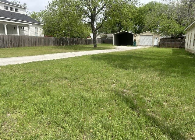 410 E Bandera