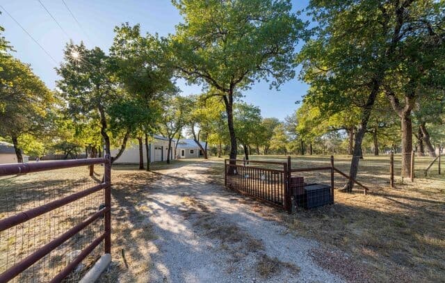 104  Scenic Oak, Floresville, TX 78114 — photo 2