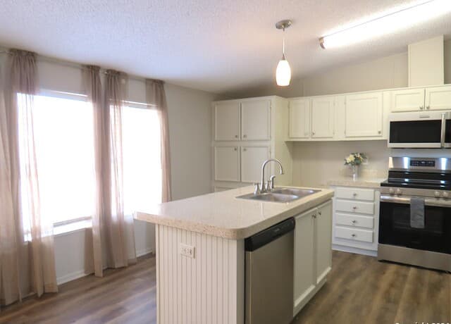 315  Loraine Dr, Devine, TX 78016 — photo 3