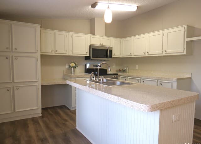 315  Loraine Dr, Devine, TX 78016 — photo 4