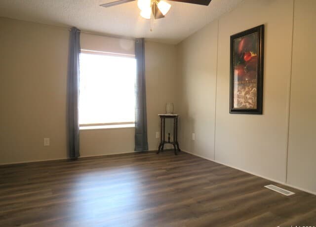 315  Loraine Dr, Devine, TX 78016 — photo 6