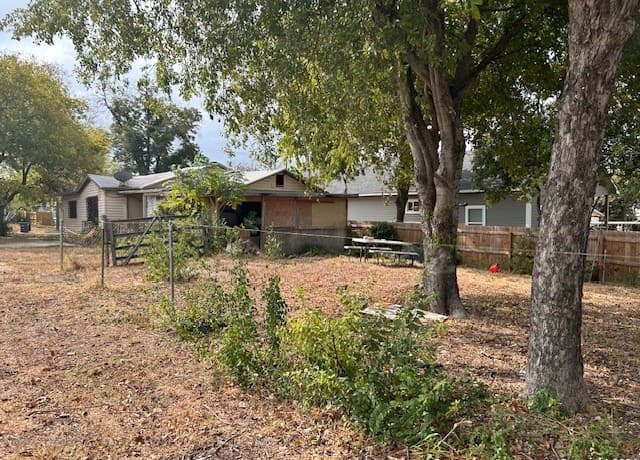 1035  Dakota St, San Antonio, TX 78203 — photo 2
