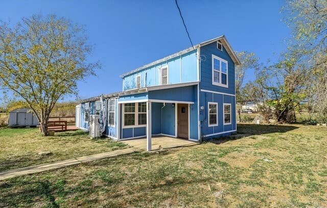 132  Renfro Dr, Devine, TX 78016 — photo 2