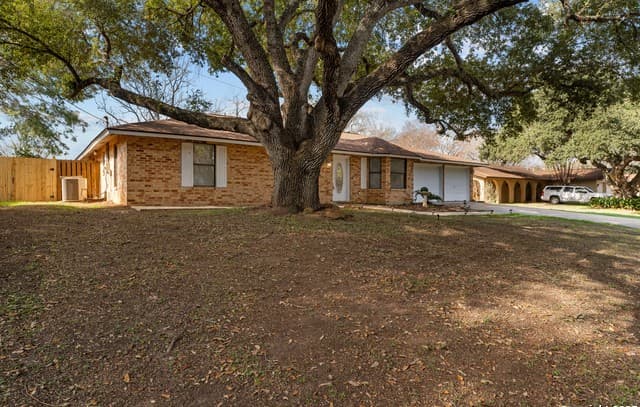 214  Indian Pink Dr, Floresville, TX 78114 — photo 2