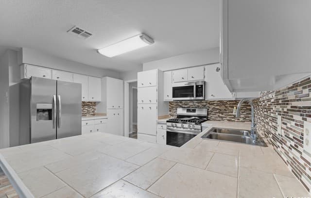 214  Indian Pink Dr, Floresville, TX 78114 — photo 5