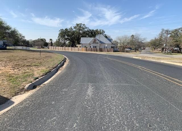 407  Wilson Dr, Devine, TX 78016 — photo 4