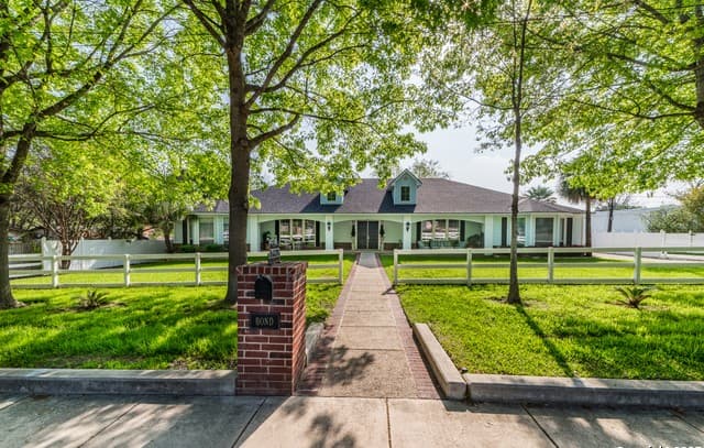 7226  N Vandiver Rd, San Antonio, TX 78209 — photo 2