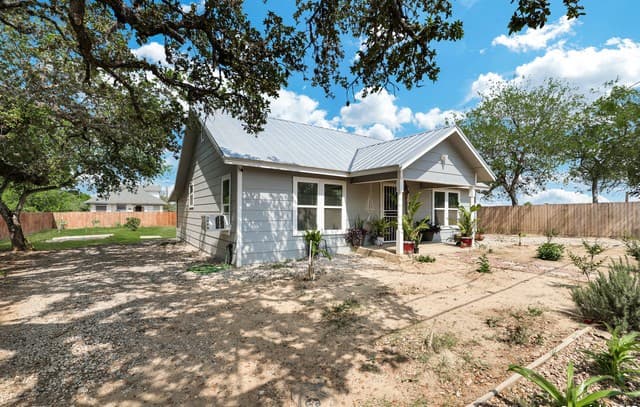 507  Hayden, Devine, TX 78016 — photo 2