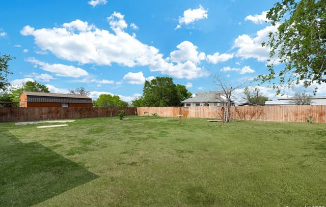 507  Hayden, Devine, TX 78016 — photo 24