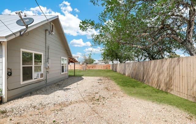 507  Hayden, Devine, TX 78016 — photo 25