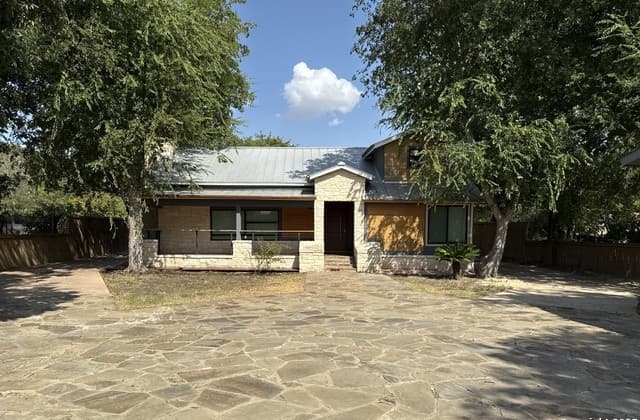 8138 Old Pearsall