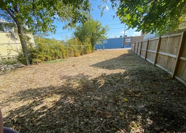 423 N Hackberry St, San Antonio, TX 78202 — photo 2