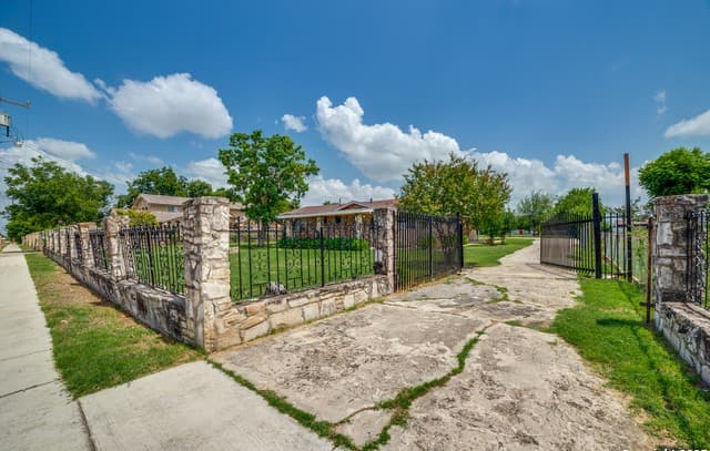 606 W Baetz Blvd, San Antonio, TX 78221 — photo 3