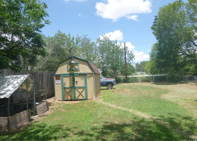 1121  Plum, Floresville, TX 78114 — photo 3