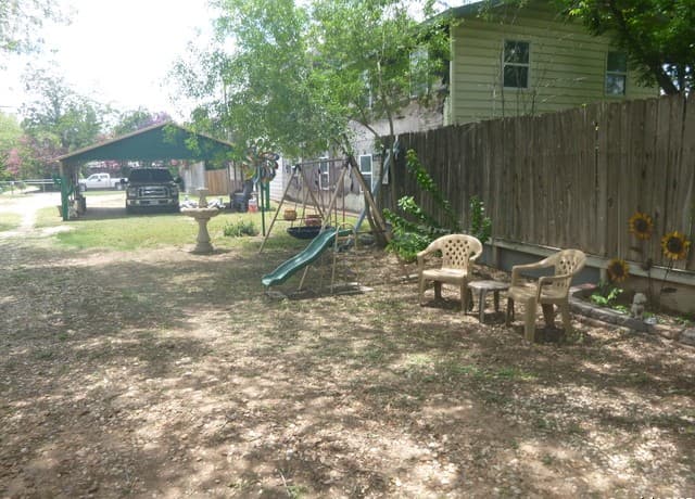 1121  Plum, Floresville, TX 78114 — photo 4