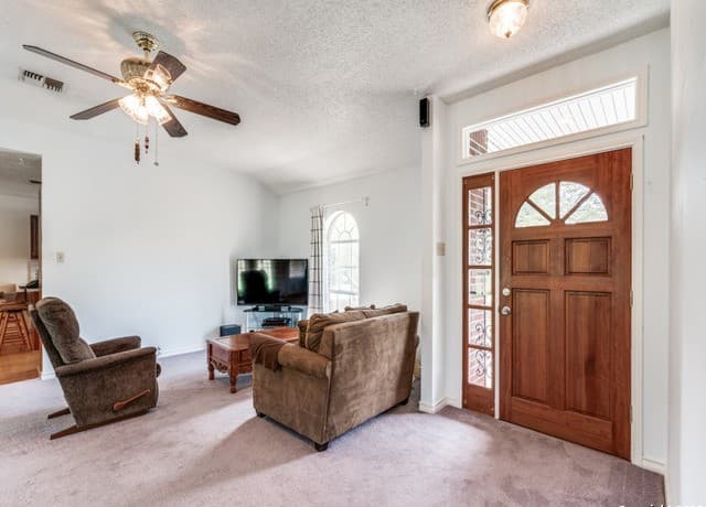 1026  Eagle Creek Dr, Floresville, TX 78114 — photo 4