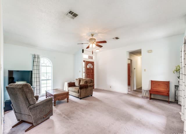 1026  Eagle Creek Dr, Floresville, TX 78114 — photo 5