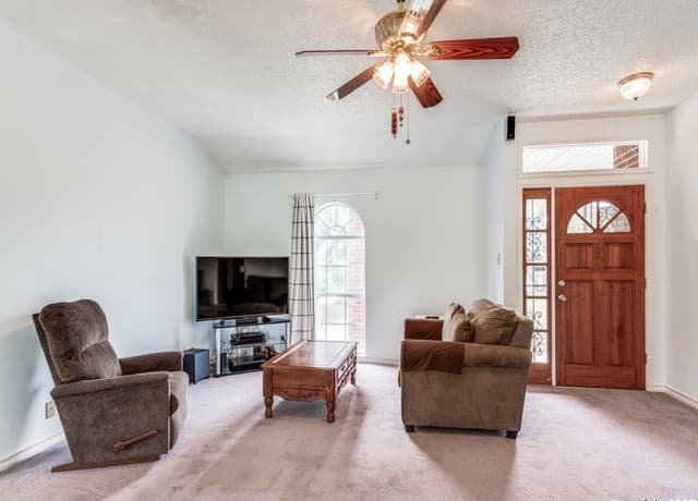 1026  Eagle Creek Dr, Floresville, TX 78114 — photo 6