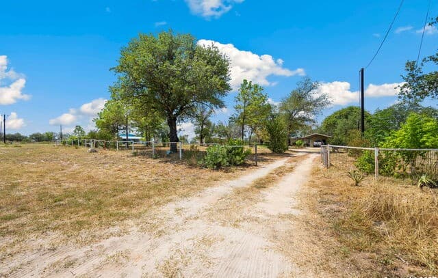 106  Hickory Cir, Floresville, TX 78114 — photo 6