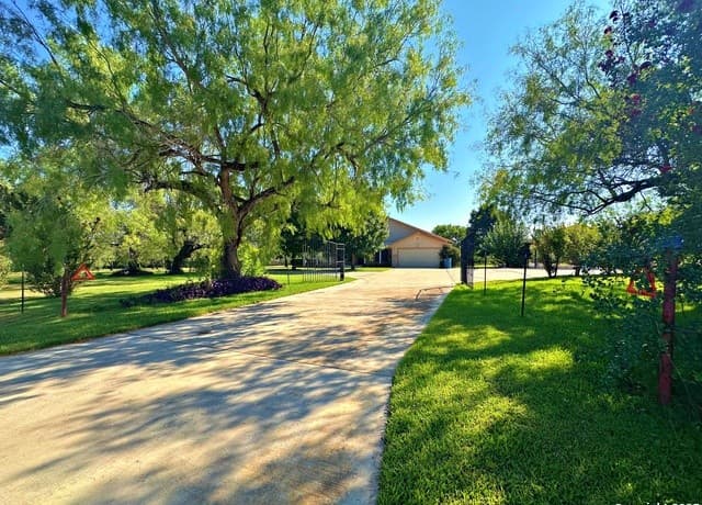 508  Lagunillas, Charlotte, TX 78011 — photo 2