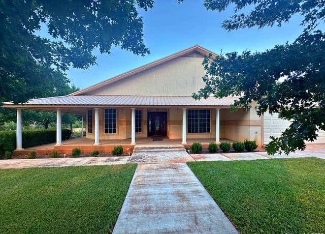 508  Lagunillas, Charlotte, TX 78011 — photo 3