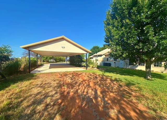 508  Lagunillas, Charlotte, TX 78011 — photo 5