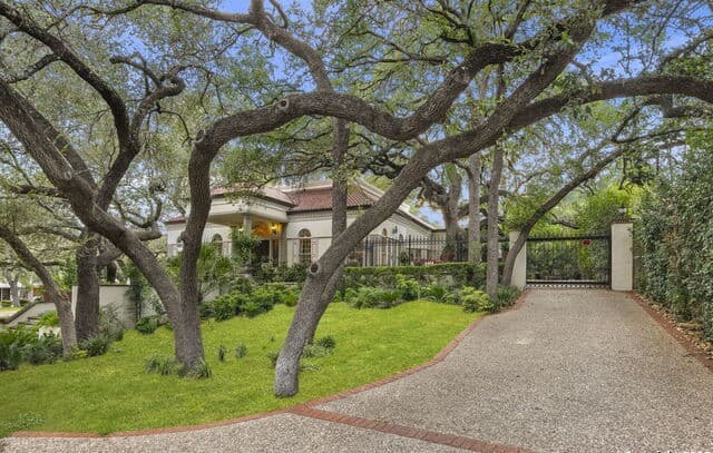 9003  Village Dr, San Antonio, TX 78217 — photo 2