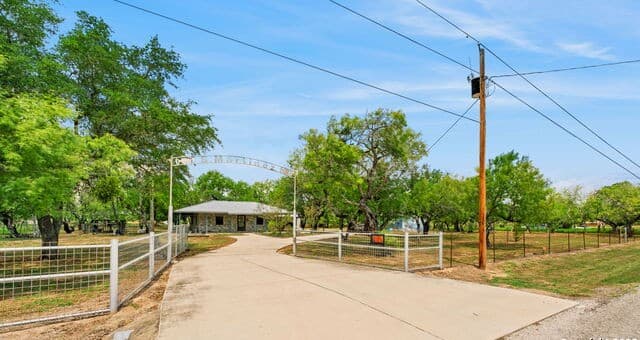 465  Oriente, Pleasanton, TX 78064 — photo 3