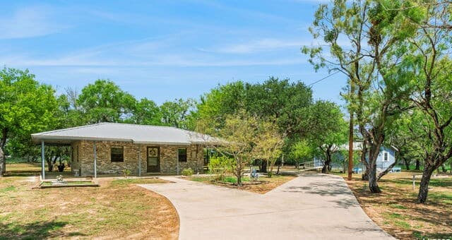 465  Oriente, Pleasanton, TX 78064 — photo 5