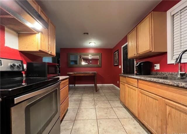 1402 N Tyler, Beeville, 78012 — photo 2
