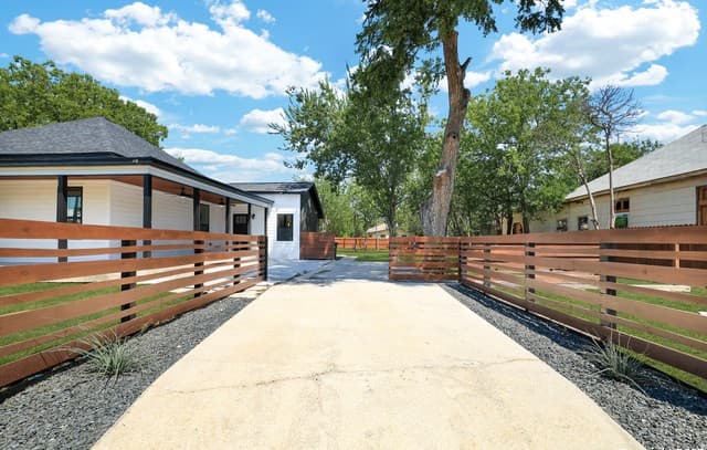 2425  Monterey St, San Antonio, TX 78207 — photo 3