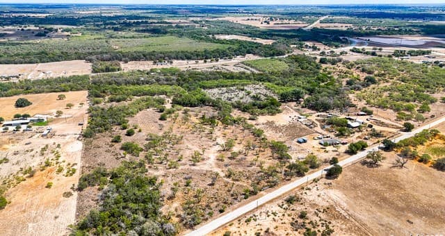 728  Cr 315, Stockdale, TX 78160 — photo 2