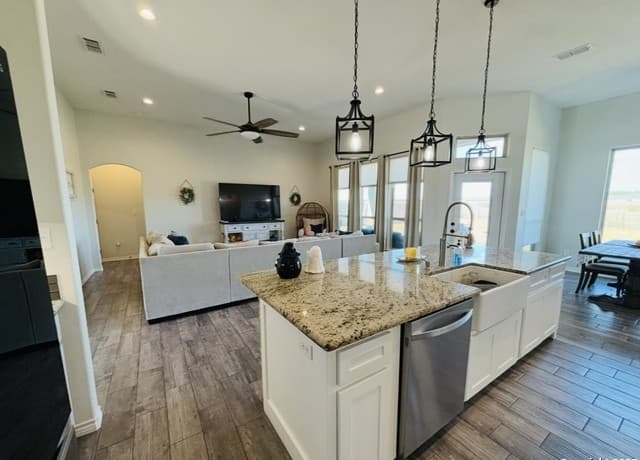 1704  Vista View Dr, Pleasanton, TX 78064 — photo 5