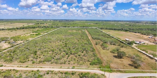 000  County Road 777, Devine, TX 78016