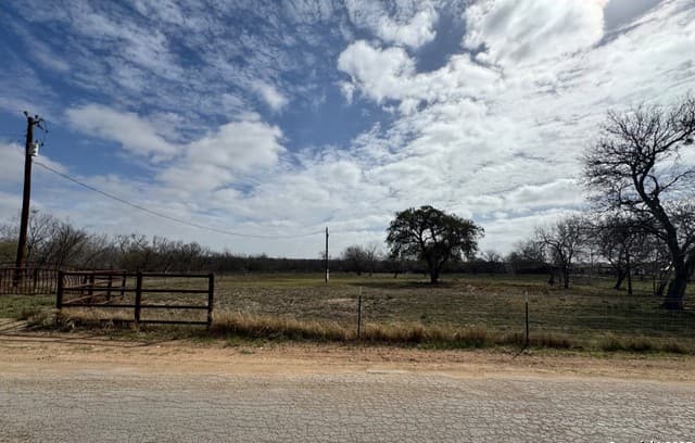 000  County Road 777, Devine, TX 78016 — photo 5