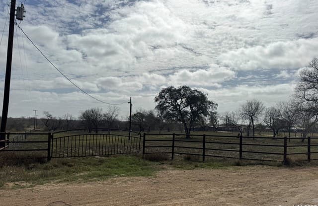 000  County Road 777, Devine, TX 78016 — photo 6