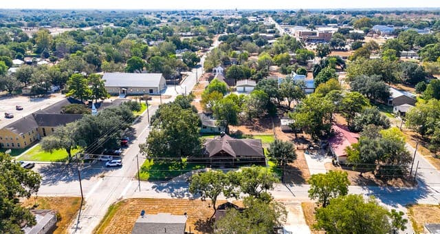400 W Person, Stockdale, TX 78160 — photo 3