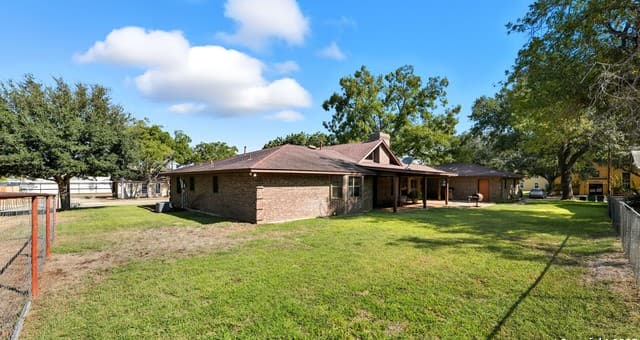 400 W Person, Stockdale, TX 78160 — photo 7