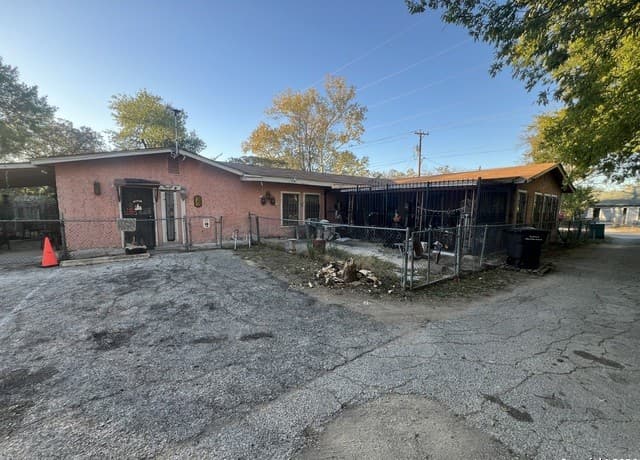 525  Saltillo, San Antonio, TX 78207 — photo 2
