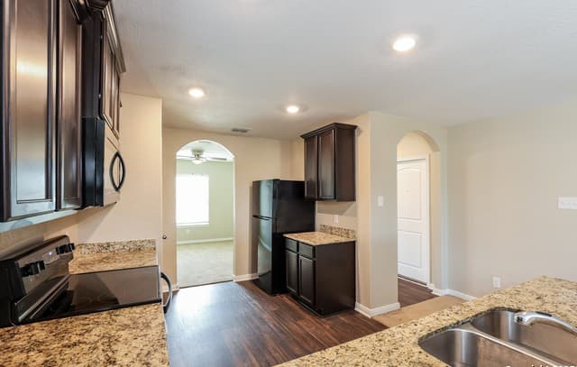 3215  Rosalind Way, San Antonio, TX 78222 — photo 2