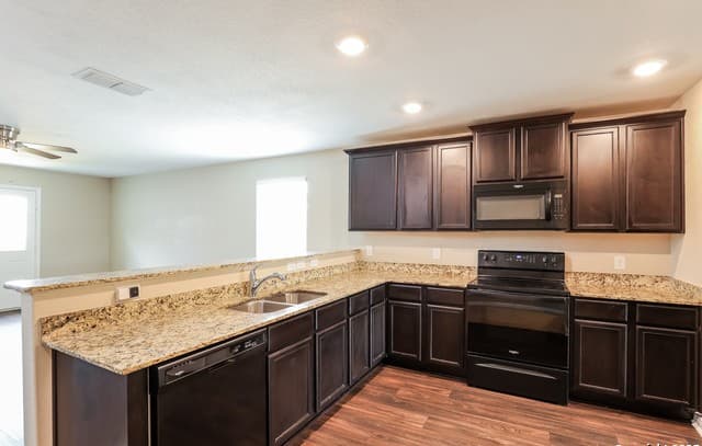 3215  Rosalind Way, San Antonio, TX 78222 — photo 4