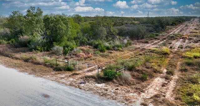 291  County Road 1670, Moore, TX 78057 — photo 10