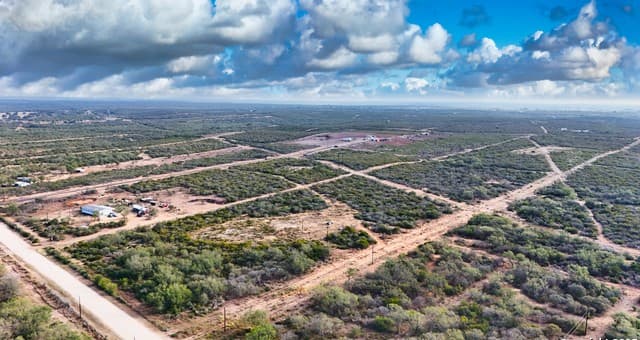 291  County Road 1670, Moore, TX 78057 — photo 7