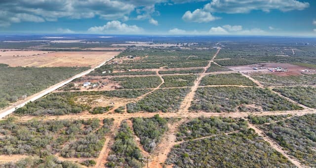 291  County Road 1670, Moore, TX 78057 — photo 8