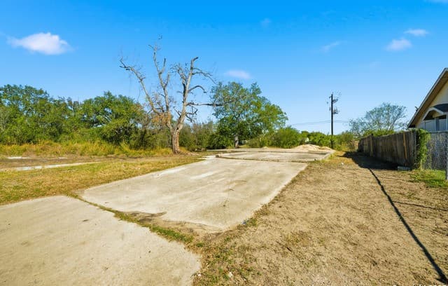 8802  Catalina Bay Dr, San Antonio, TX 78242 — photo 13