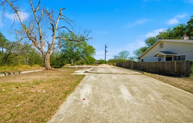 8802  Catalina Bay Dr, San Antonio, TX 78242 — photo 14